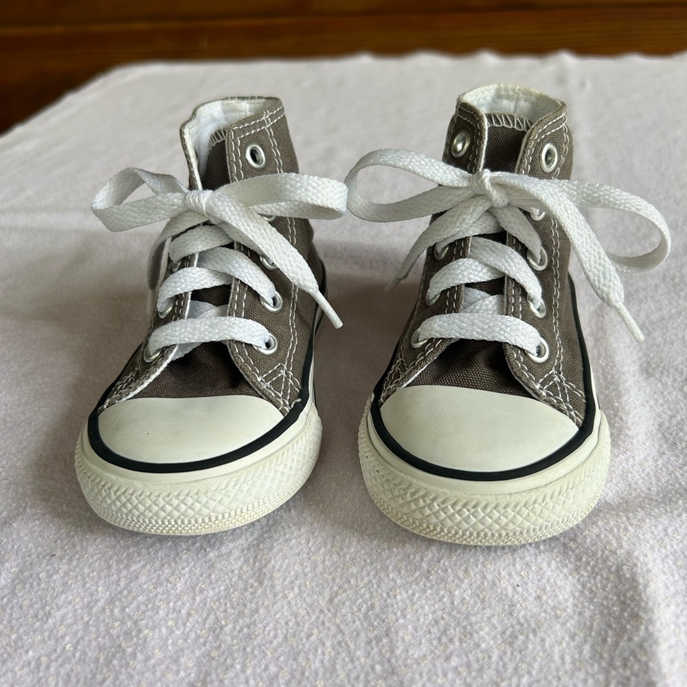 Converse sneakers size 5